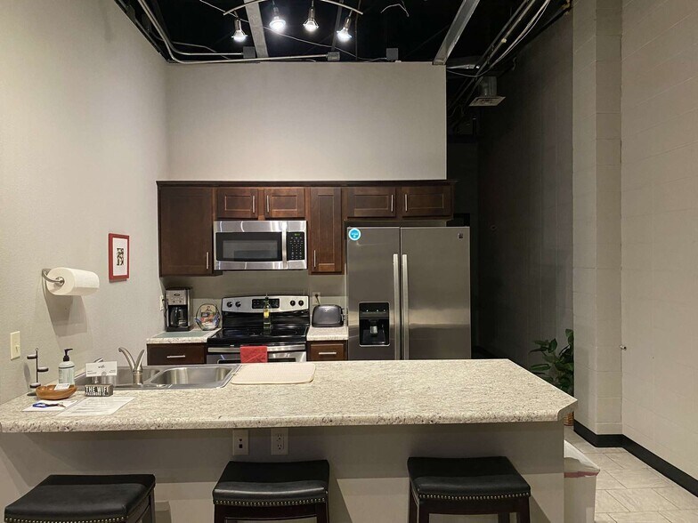 More Photos Of 1232 E Trafficway, Springfield Office For Sale