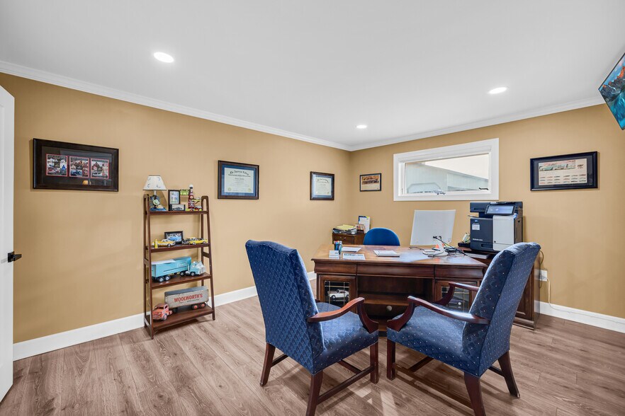 More Photos Of 307 N Bypass E, Washington Loft Creative Space For Sale