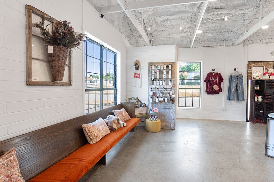 More Photos Of 6724 Paluxy Dr, Tyler Office For Lease