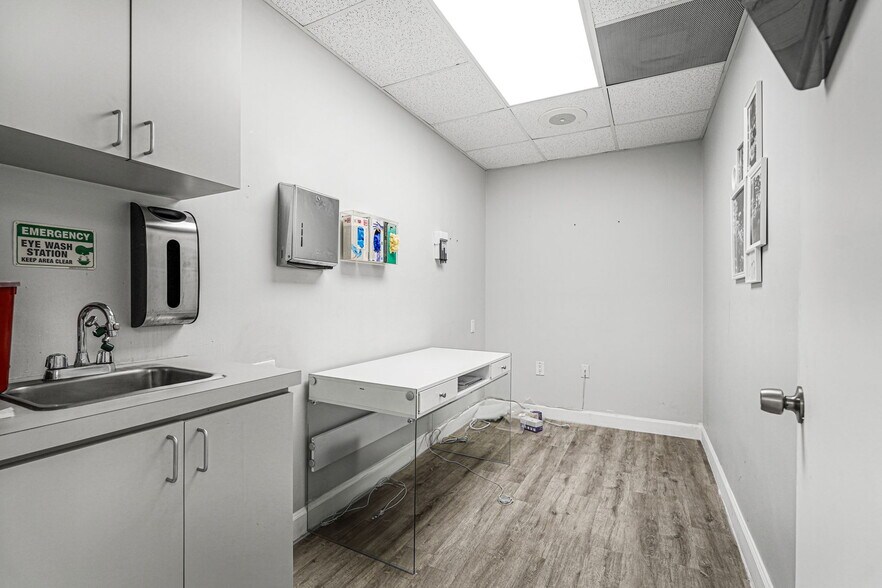 More Photos Of 2645 SW 37th Ave, Miami Medical For Sale