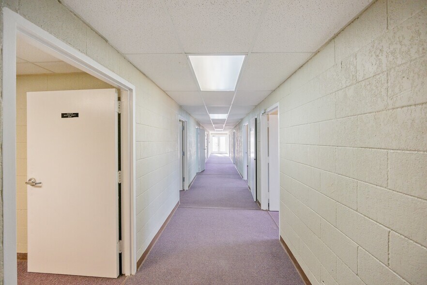 More Photos Of 105 Kentucky Ave S, Parsons Light Distribution For Sale