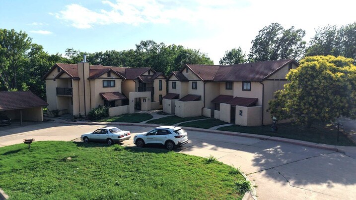 More Photos Of 1625 S Longford Ln, Wichita Apartments For Sale