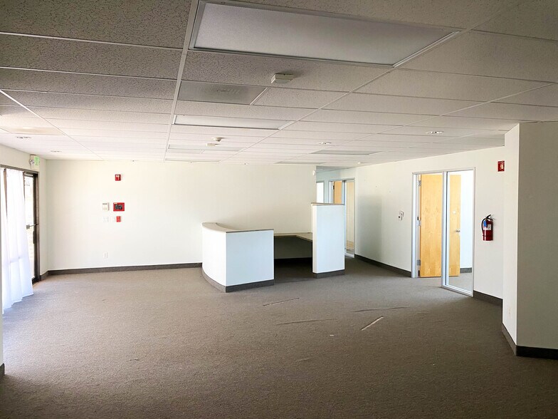 More Photos Of 3056 Del Monte Blvd, Marina General Retail For Lease