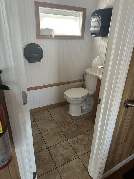 More Photos Of 879 W Jericho Tpke, Smithtown Distribution For Lease