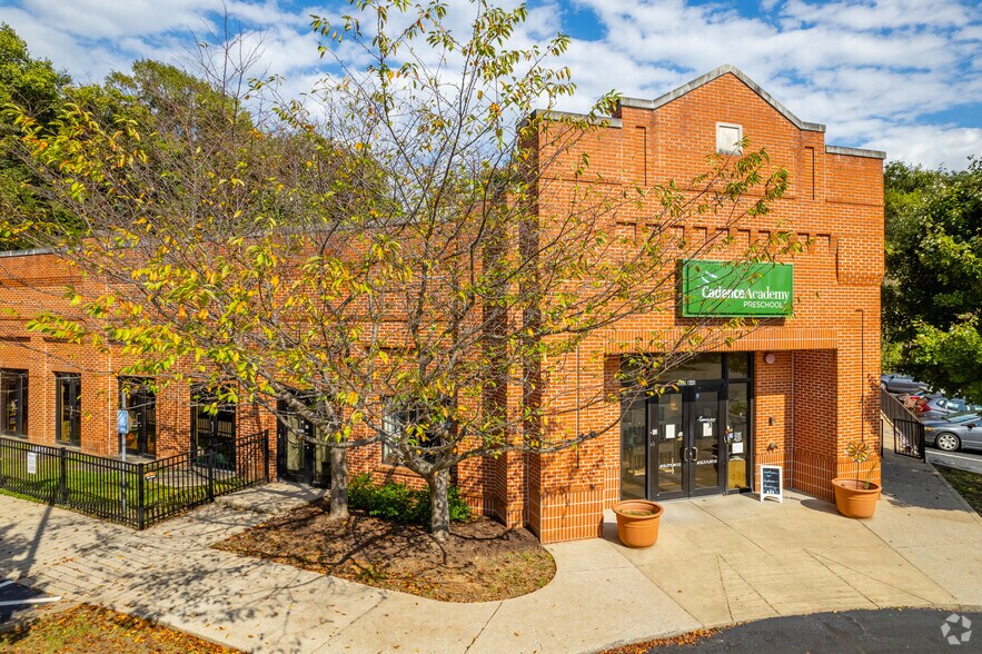 More Photos Of 330 Mayfield Dr, Franklin Freestanding For Lease