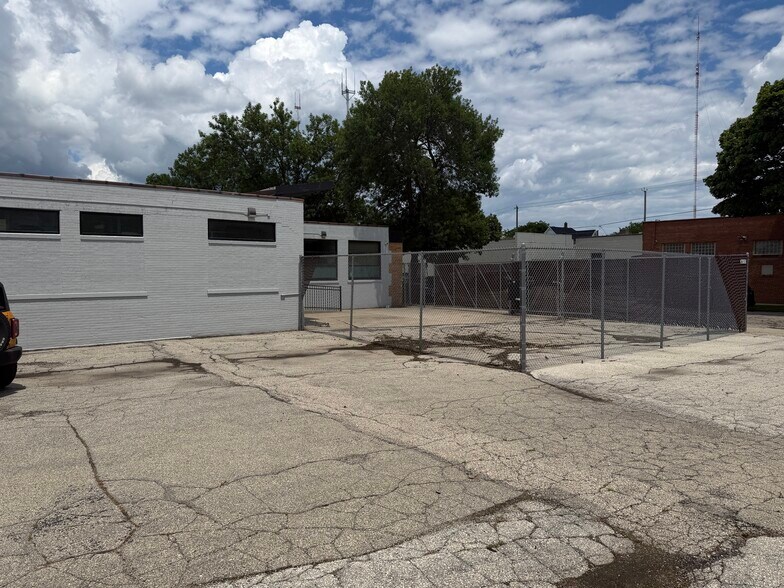 More Photos Of 101 W Capitol Dr, Milwaukee Warehouse For Sale