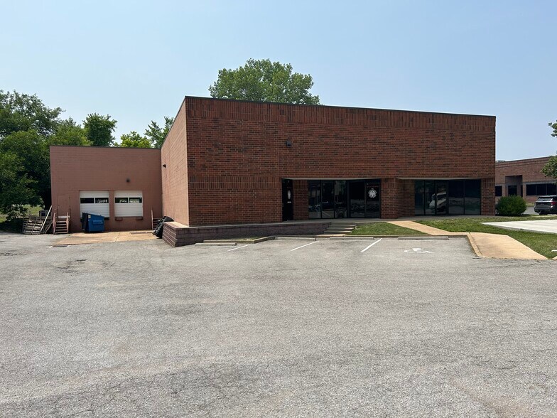 More Photos Of 251-253 Chesterfield Industrial Blvd, Chesterfield Warehouse For Sale