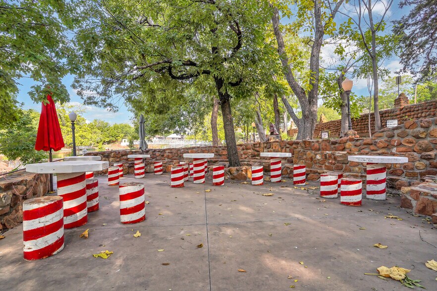 More Photos Of 140 E Lake Dr, Medicine Park Restaurant For Sale