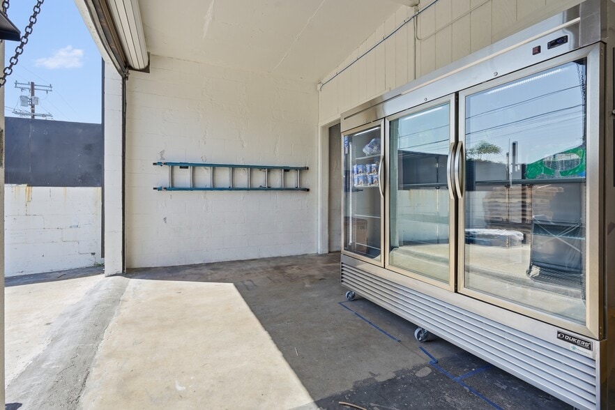 More Photos Of 7842 Lankershim Blvd, North Hollywood Showroom For Sale