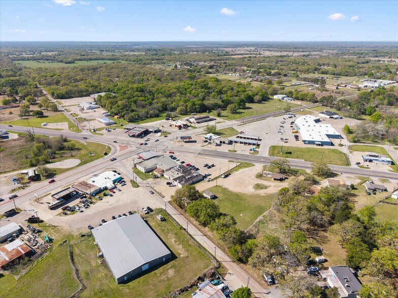 More Photos Of 101 N Seven Points Dr, Kemp Service Station For Sale