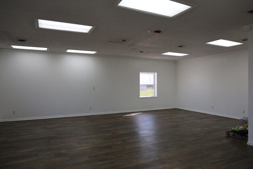 More Photos Of 2131 E 54th St, Indianapolis Office For Sale