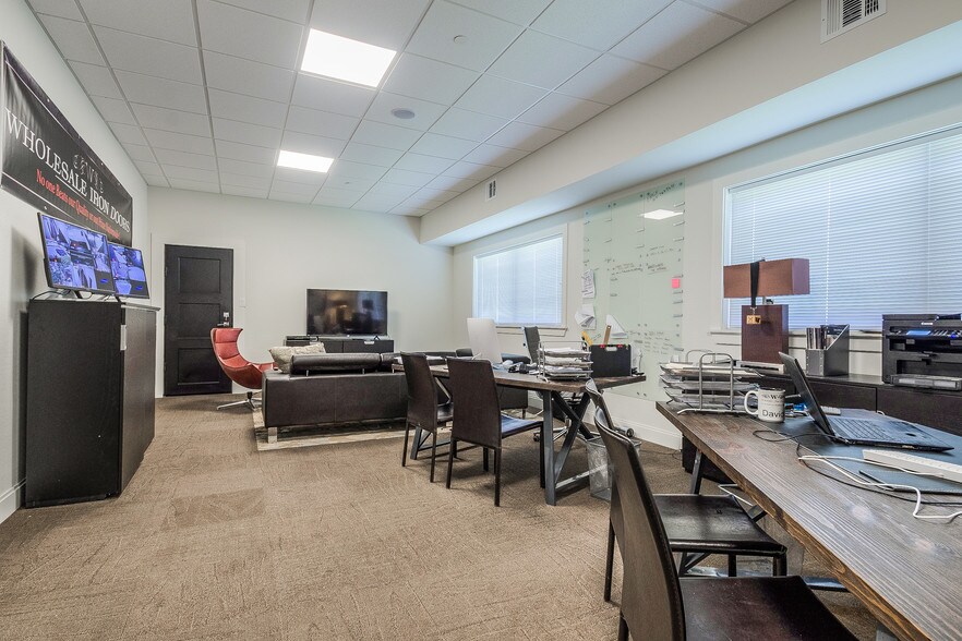 More Photos Of 4510 Duncanville Rd, Dallas Distribution For Sale