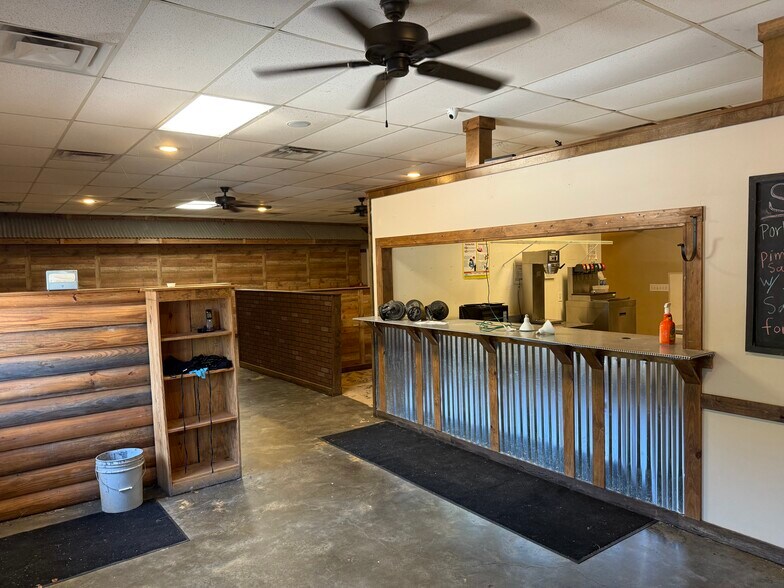 More Photos Of 422 Venture Ct, Monticello Storefront Retail Office For Lease