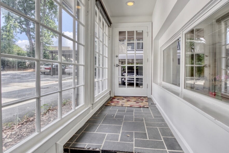 More Photos Of 3091 E Shadowlawn Dr, Atlanta Storefront Retail Office For Lease