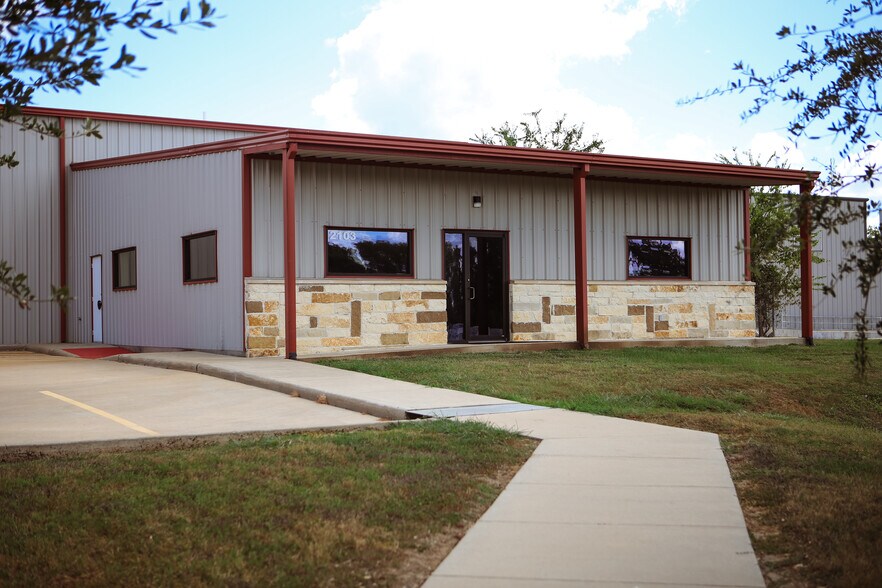 More Photos Of 2103 Longwood Dr, Brenham Warehouse For Lease