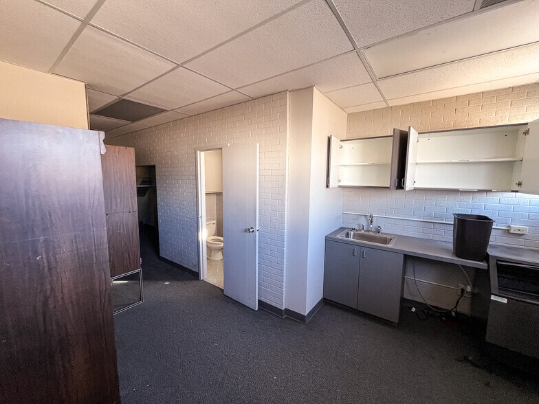 More Photos Of 6631 E Kellogg Dr, Wichita Office For Sale