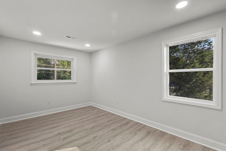 More Photos Of 679 Oakridge Farm Hwy, Mooresville Office For Sale