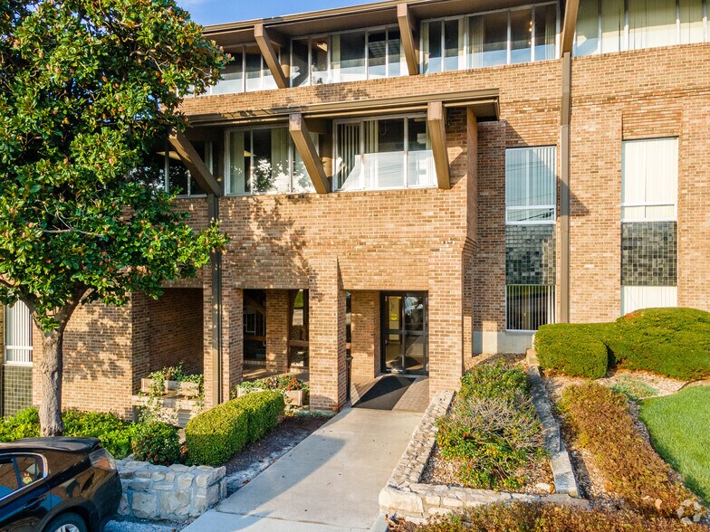More Photos Of 8900 State Line Rd, Leawood Medical For Sale