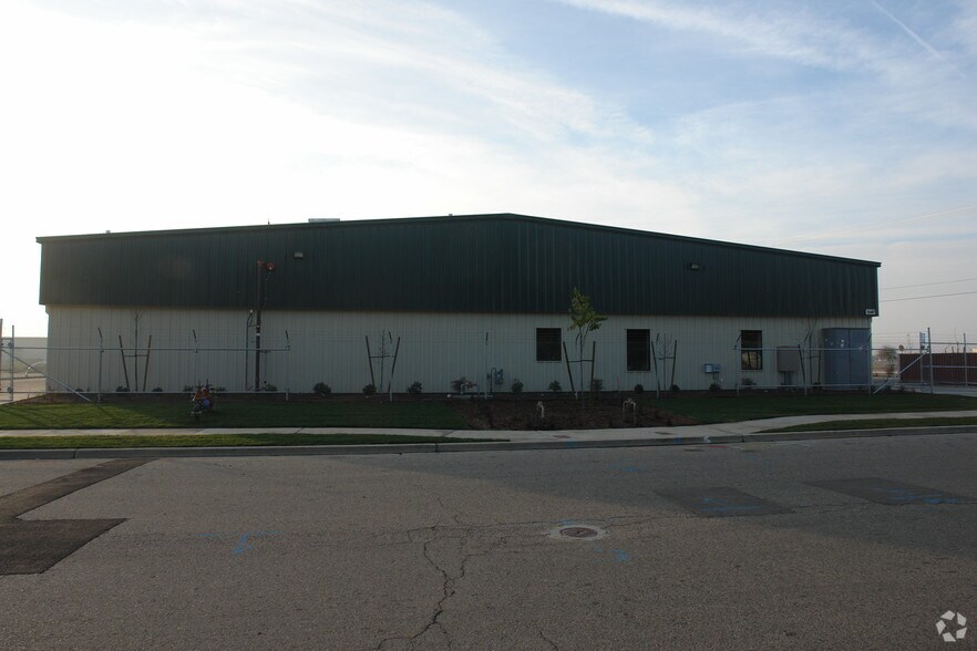 More Photos Of 1347 N Century Ave, Visalia Showroom For Lease