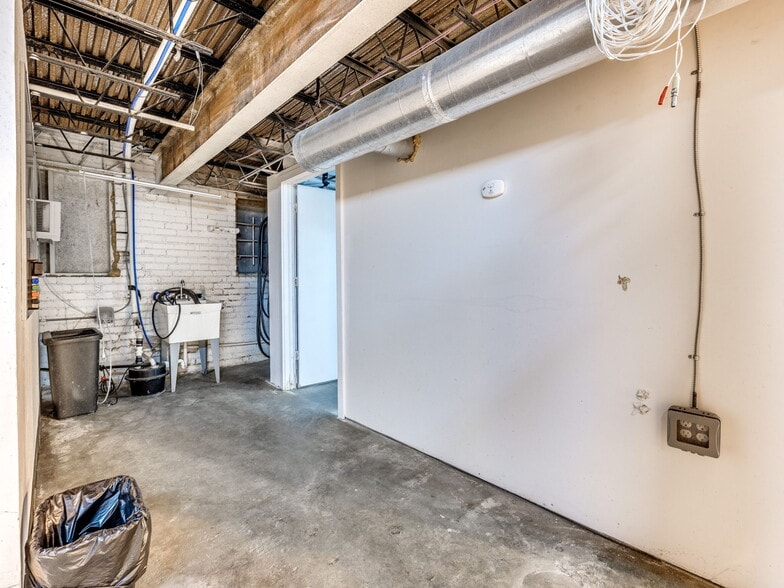 More Photos Of 212 W Main St, Shawnee Storefront Retail Office For Lease