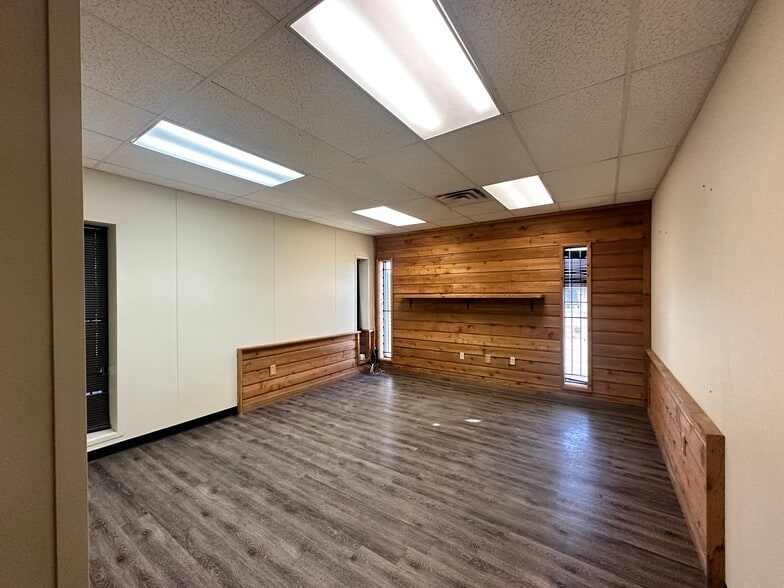 More Photos Of 5012 David Strickland Rd, Fort Worth Warehouse For Lease