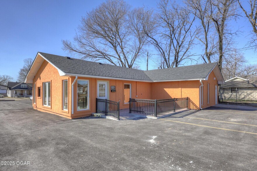 Primary Photo Of 1221 W 7th St, Joplin Freestanding For Sale