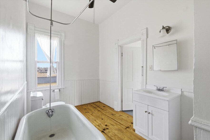 More Photos Of 722 N Maple Ave, Mountain Grove Office For Sale