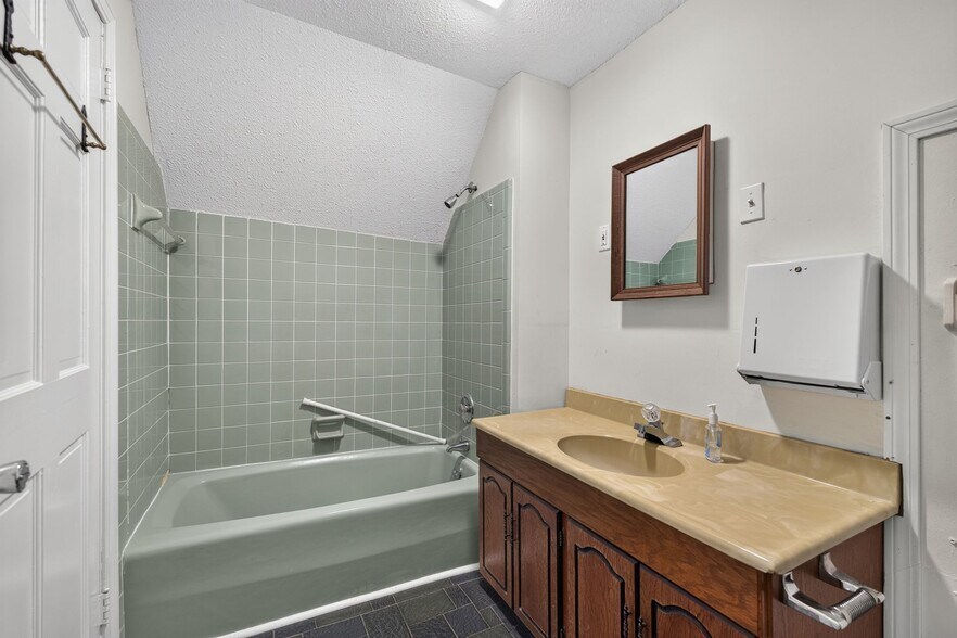 More Photos Of 117 E Salisbury St, Pittsboro Office For Sale