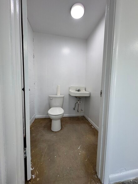 More Photos Of 2324 Railroad Ave, Redding Warehouse For Lease