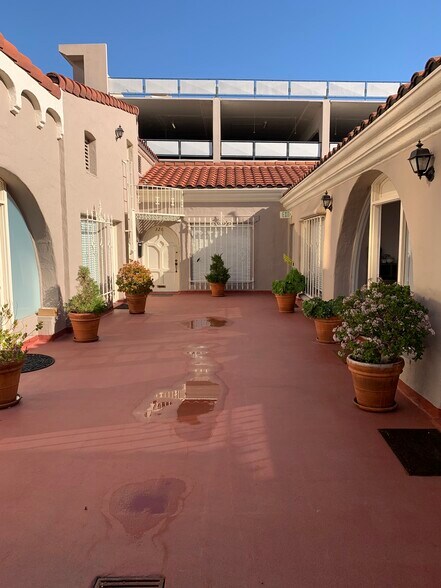 More Photos Of 9528-9546 Brighton Way, Beverly Hills Storefront Retail Office For Lease