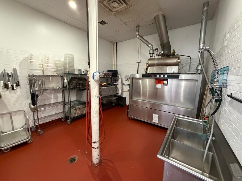 More Photos Of 9019 Governors Row, Dallas Food Processing For Lease
