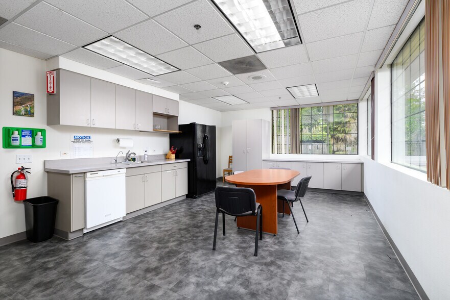 More Photos Of 1327 Del Norte Rd, Camarillo Medical For Lease