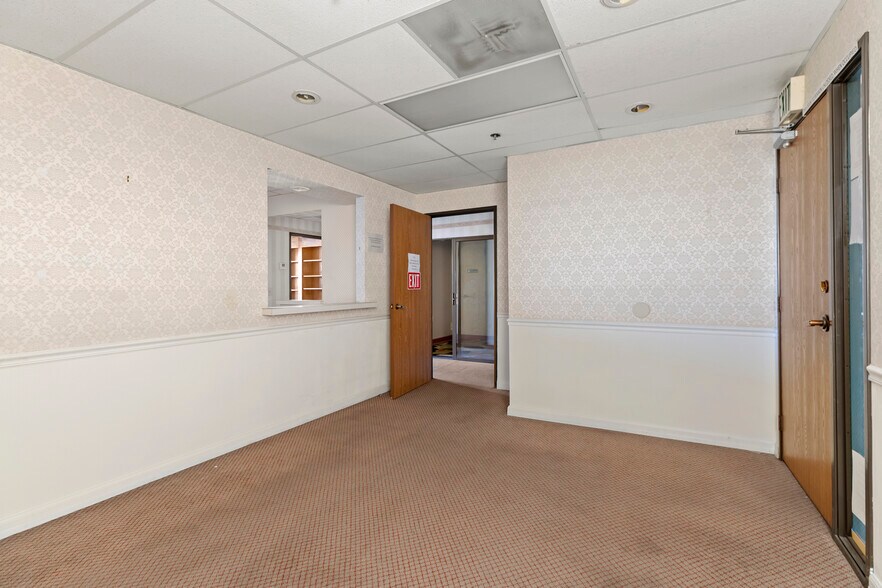 More Photos Of 44215 15th St W, Lancaster Medical For Sale