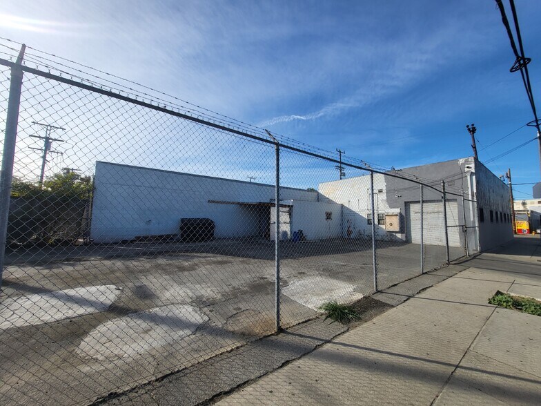 More Photos Of 3700 S Main St, Los Angeles General Retail For Lease