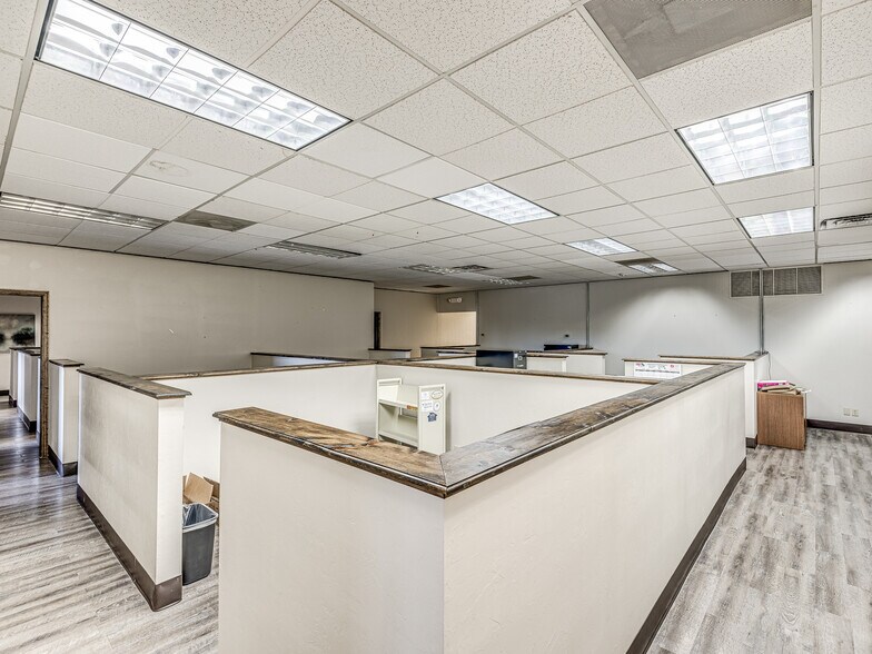 More Photos Of 2028 E Memorial, Edmond Office For Lease