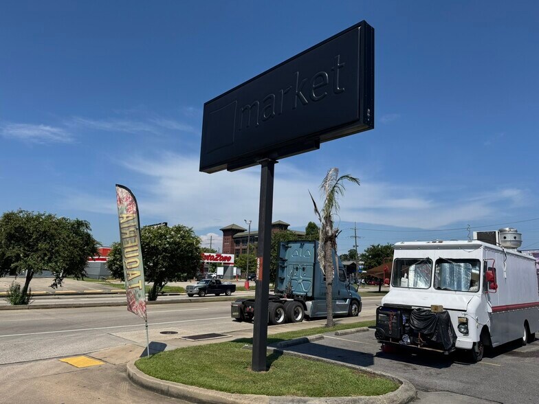 More Photos Of 8201 Earhart Blvd, New Orleans Freestanding For Lease