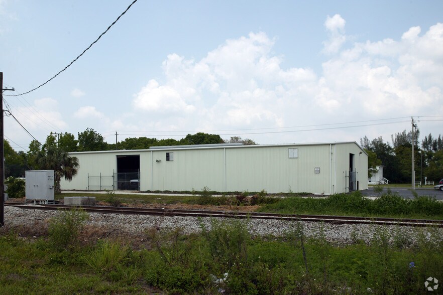 More Photos Of 1585 Seaboard St, Fort Myers Warehouse For Lease