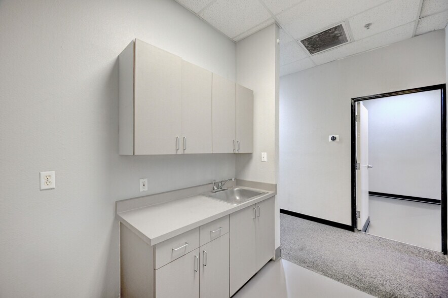 More Photos Of 3068 E Sunset Rd, Las Vegas Warehouse For Sale