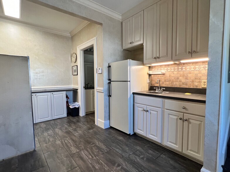 More Photos Of 1407 Calhoun St, Columbia Office For Lease