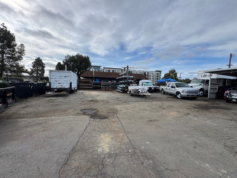 More Photos Of 540 Veterans Blvd, Redwood City Truck Terminal For Lease