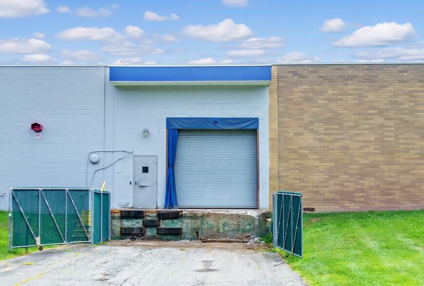More Photos Of 150 Coldenham Rd, Walden Warehouse For Sale