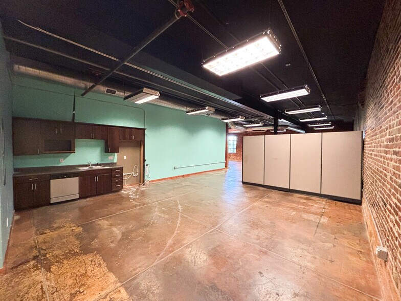More Photos Of 509 W Olive St, Springfield General Retail For Sale