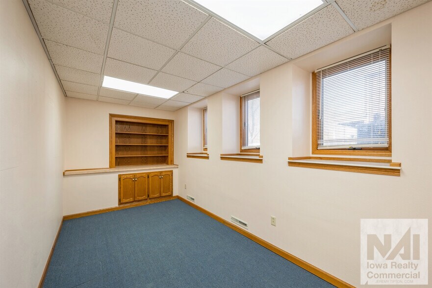 More Photos Of 100 E 1st St, Anamosa Specialty For Sale