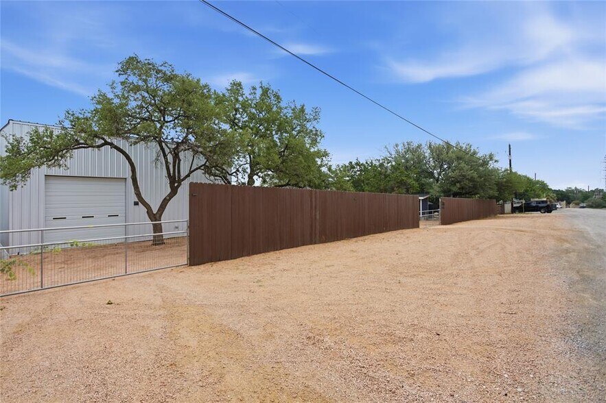 More Photos Of 15200 Storm Dr, Austin Specialty For Sale