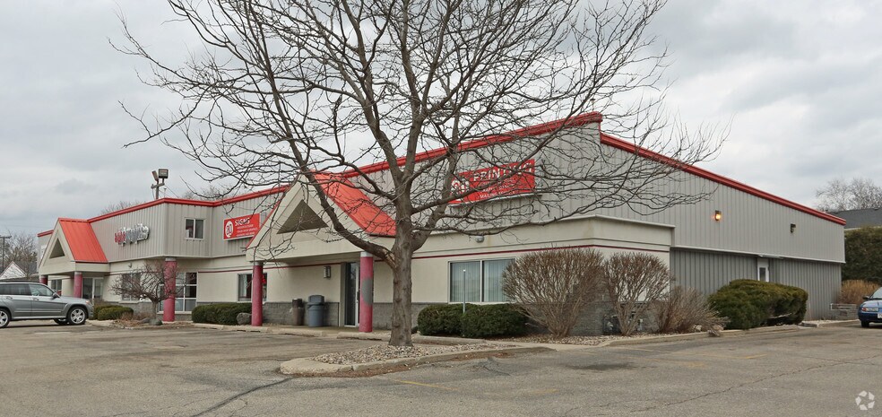 More Photos Of 3221-3225 Parmenter St, Middleton Freestanding For Lease