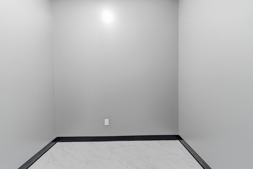 More Photos Of 685 E Grand Blvd, Corona Storefront Retail Office For Lease