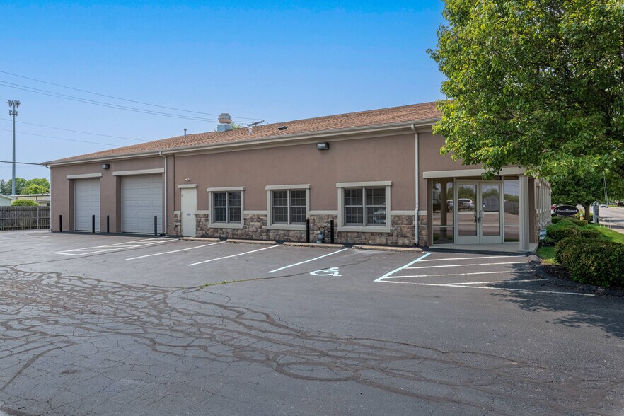 More Photos Of 869 W 2nd St, Xenia Showroom For Lease