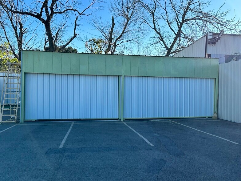 More Photos Of 3900 Davis St W, Dallas Flex For Sale