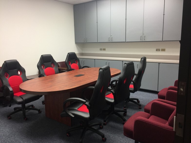 More Photos Of 1501 E Mockingbird Ln, Victoria Office For Lease