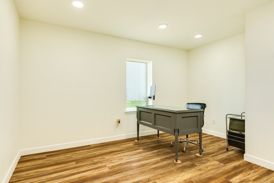 More Photos Of 449 S 17th St, West Columbia Office For Sale